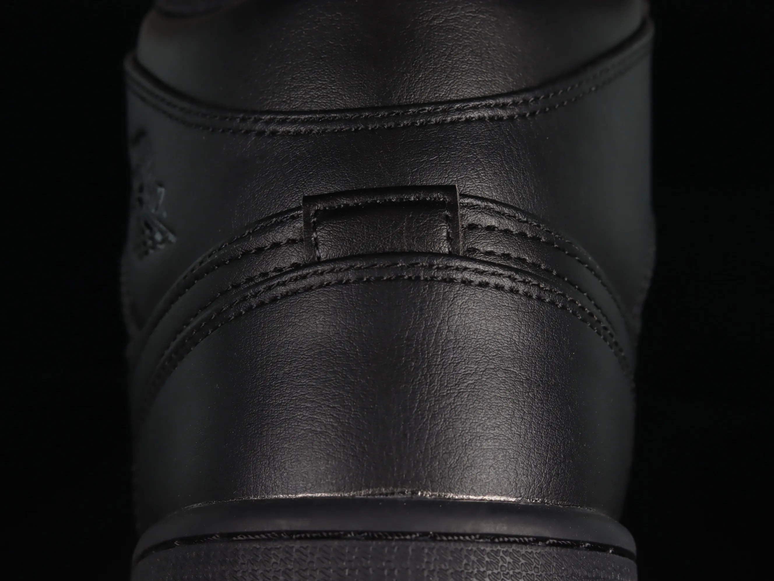 All categories Air Jordan Jordan series basketball shoes Air Jordan 1 Mid Air Jordan 1 Mid AJ1 Joe 1 all black Zhongbang basketball shoes 554724-093